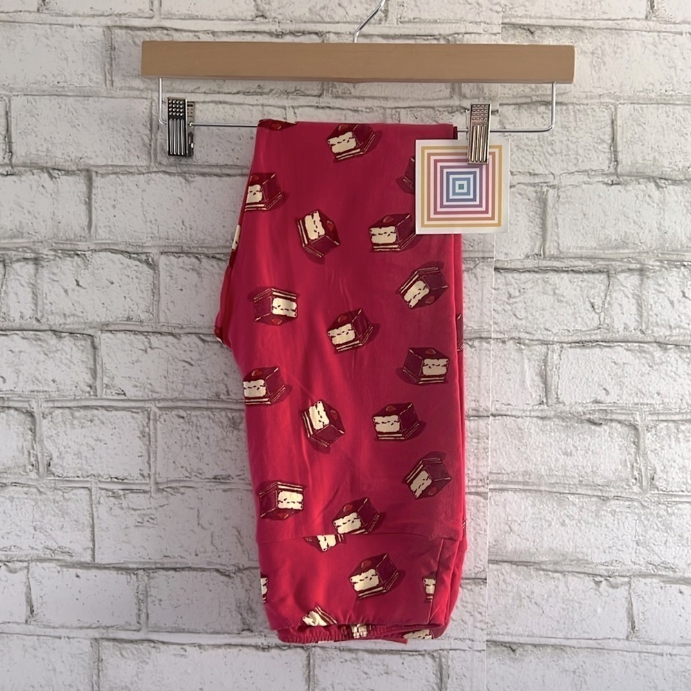 NEW!! LuLaRoe OS Strawberry Cake Slice  Leggings Pink Red ONESIze soft stretchy